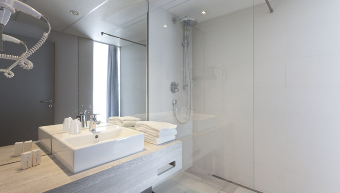 Chambre avec salle de bain et douche à l’italienne à Mons