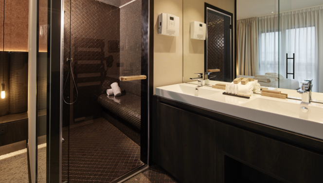 Salle de bain avec hammam et douche italienne dans chambre avec hammam à Mons